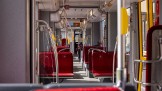 9134_825 Bei den neueren Fahrzeugen wird auf die Längssitze verzichtet. The newer vehicles do not have lengthwise seats.