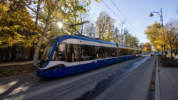 Krakau Krakow 2024 Reine Hochflurfahrzeuge kommen nur mehr in der Hauptverkehrszeit zum Einsatz, 110 Niederflurfahrzeuge des Typs Lajkonik...