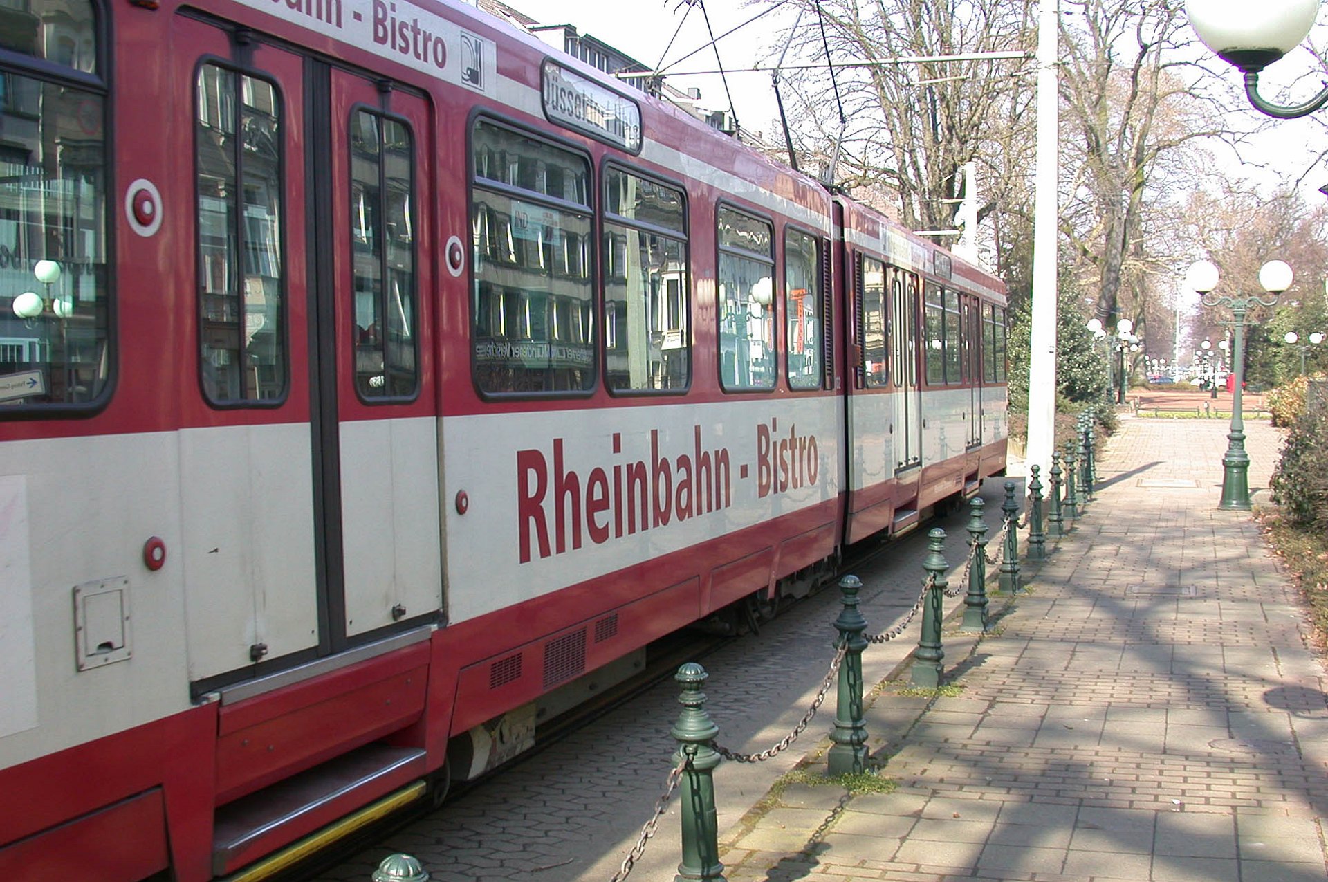 B80D 4102 Vier Garnituren (4101-4104) sind sogar mit einem Bistowagen ausgestattet. Four trams of this type (4101-4104) have a Bistro section.