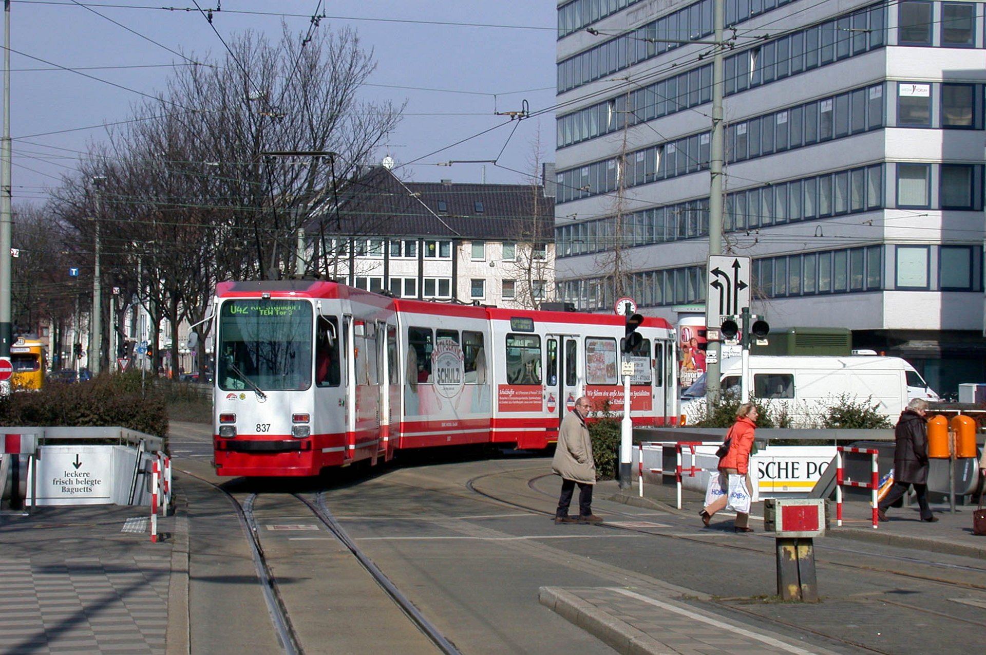 M8C 837 Straßenbahn 837 beim Einbiegen zur Haltestelle Rheinstraße. Tram 837 shortly before arriving at stop Rheinstraße.