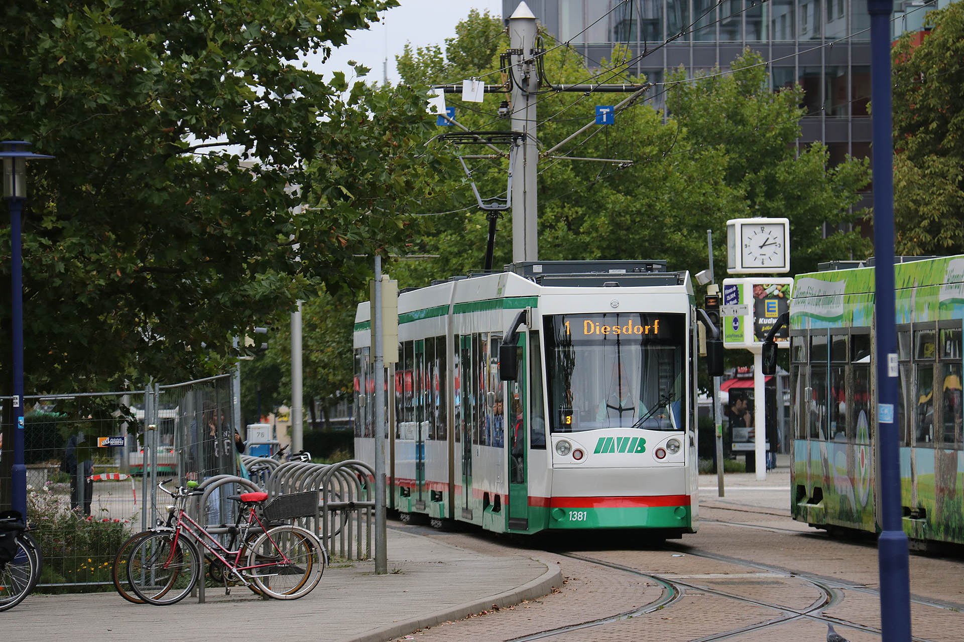 NGT8D 1381 Hier eine Straßenbahn in Normallackierung. A tram with its standard livery.