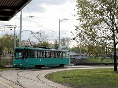 9108_582 Die Straßenbahnen sind 15,27 m lang und 2,5 m breit. These trams are 15.27 m long and 2.5 m wide.