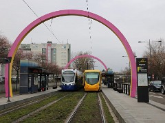 9106_378 In Daguerre trifft TT22 auf die Straßenbahn mit der Nummer 2019. In Daguerre tramtrain TT22 meets tramway 2019.