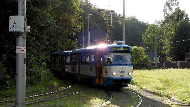 Endstelle Linie 5 - Terminus line 5 Die Linie 5 in Ostrau ist etwas Besonderes, sie war mal eine Eisenbahnstrecke und führt nun bis Budišovice, Zátiší. Die...