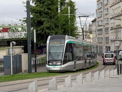 9121_750 Apropos Citadis, hier Citadis 302 auf der Linie T8, Saint-Denis Gare. Line T8 with Citadis 302 trams, Saint-Denis Gare.