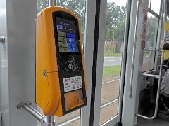 DSCN7569 Faszinierend das Nebeneinander modernster Fahrkartenautomaten ... Fascinating the juxtaposition of the most modern ticket machines ...
