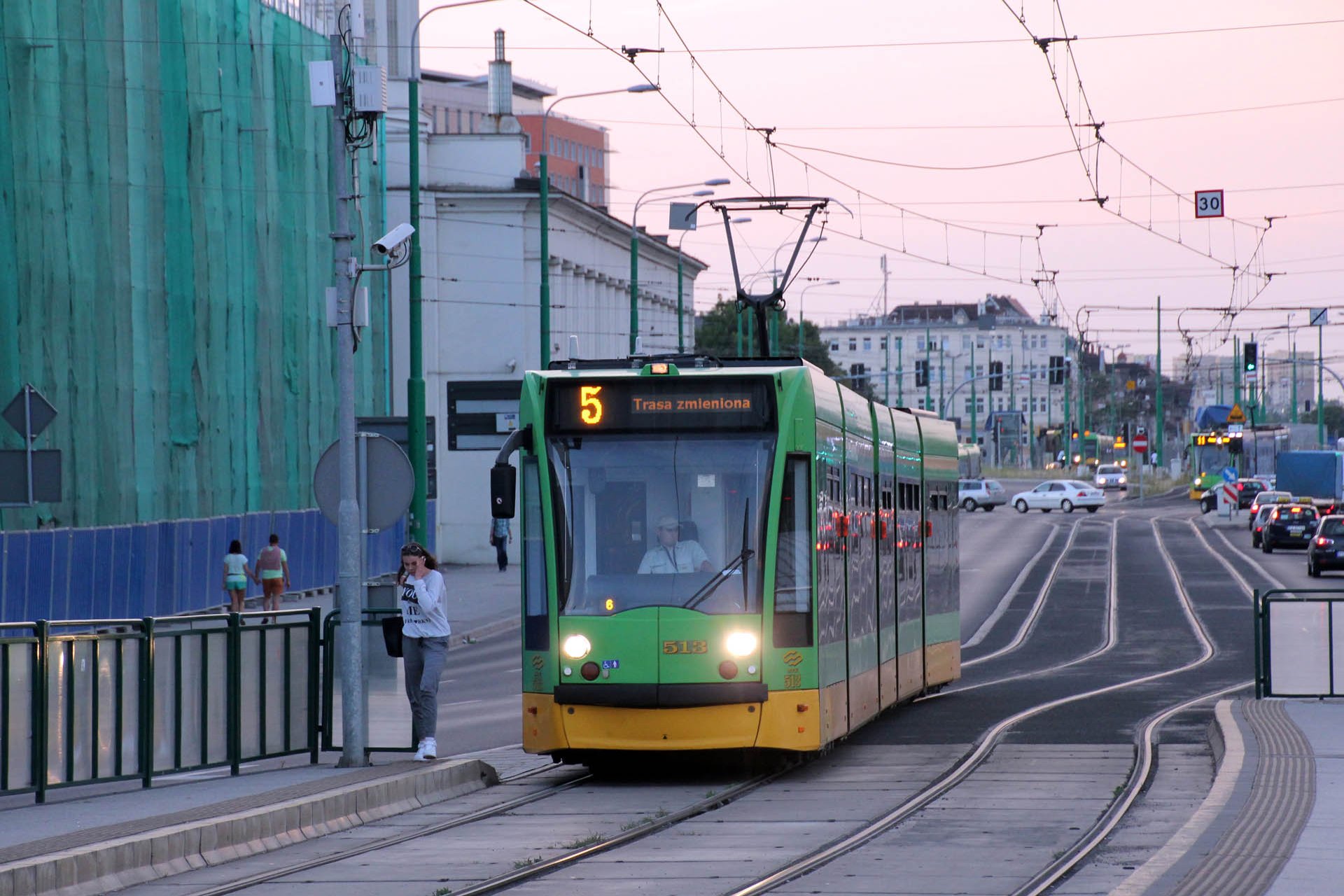 Combino 513 2004 beschaffte Posen 14 fünfteilige Garnituren des Combinos. In 2004 Poznan bought some 14 five-section trams of the Combino.