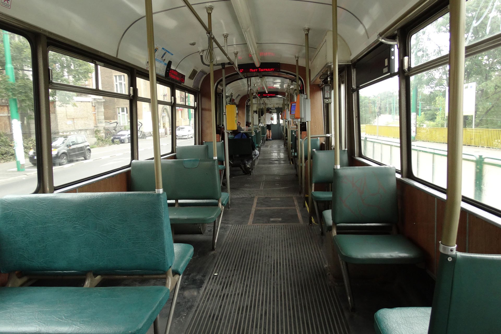 GT8 710 moderne Anzeigen in der doch recht betagten Straßenbahn. modern displays in this old tram.