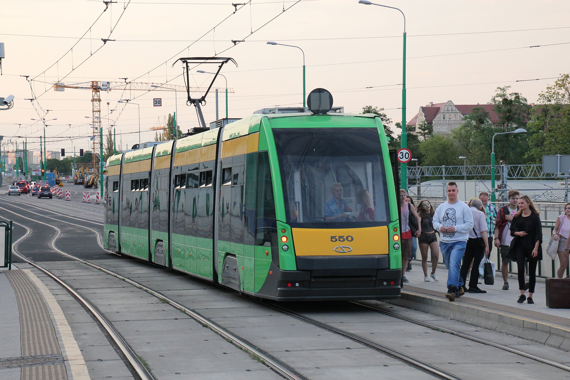 Tramino 550 Die Straßenbahnen haben eine Länge von 32,03 m und eine Breite von 2,40 m. The trams are 32.03 m long and 2.40 m wide.