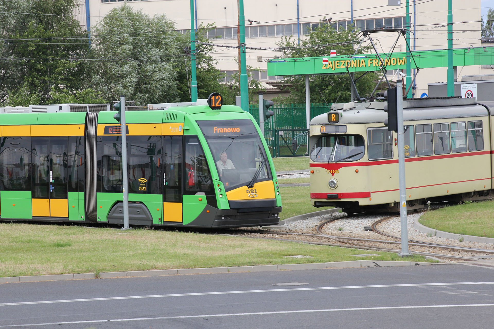 Tramino 521 GT8 705 Franowo - wo die neuen mit den alten Straßenbahnen zusammen kommen. Franowo - where the new trams meet the old trams.