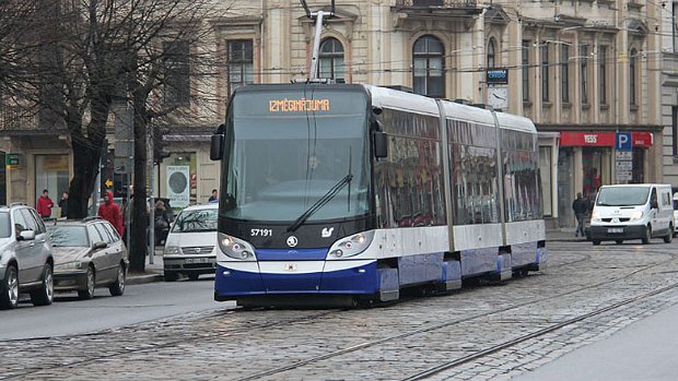 Škoda ForCity Bis 2012 kamen 20 drei und 6 vierteilige Straßenbahnen der Type Škoda 15T Riga zur Auslieferung. Die niederflurigen...