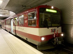 8837_40 2012-14 erhielten die Wagen 50-58 Niederflur-Mittelteile von Inekon. In 2012-14, trains 50-58 received low-floor centre sections from Inekon.