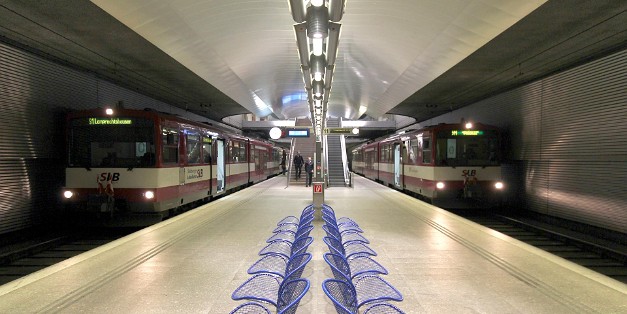 am Hauptbahnhof - at Salzburg main station Der neue Lokalbahnhof, 1996 in Betrieb genommen, ist unterirdisch. Von diesem kann die Strecke auch Richtung Innenstadt...