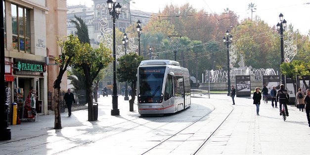 Straßenbahn tram Seit 28. Oktober 2007 fährt in Sevilla wieder eine Straßenbahn. Die Strecke von San Bernardo zum Plaza Nueva ist 2,2 km...