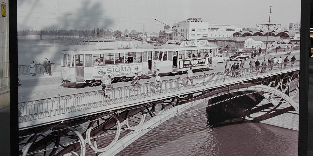 historische Aufnahmen historic pictures Eine Straßenbahn gab es bereits von 1887 bis 1965... Im Umfeld der Station Archivo de Indias waren diese Bilder...