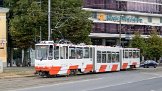 9104_943 12 Straßenbahnen wurden mit einem Niederflurmittelteil versehen. A total of 12 trams were extended with a low floor section.