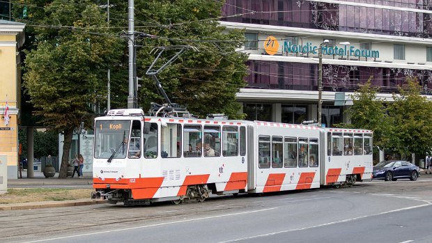 Tatra KT6TM Die KT6TM sind mit einem Niederflurmittelteil versehene KT4. In Tallinn sind zehn der Fahrzeuge ehemalige KT4SU und zwei...