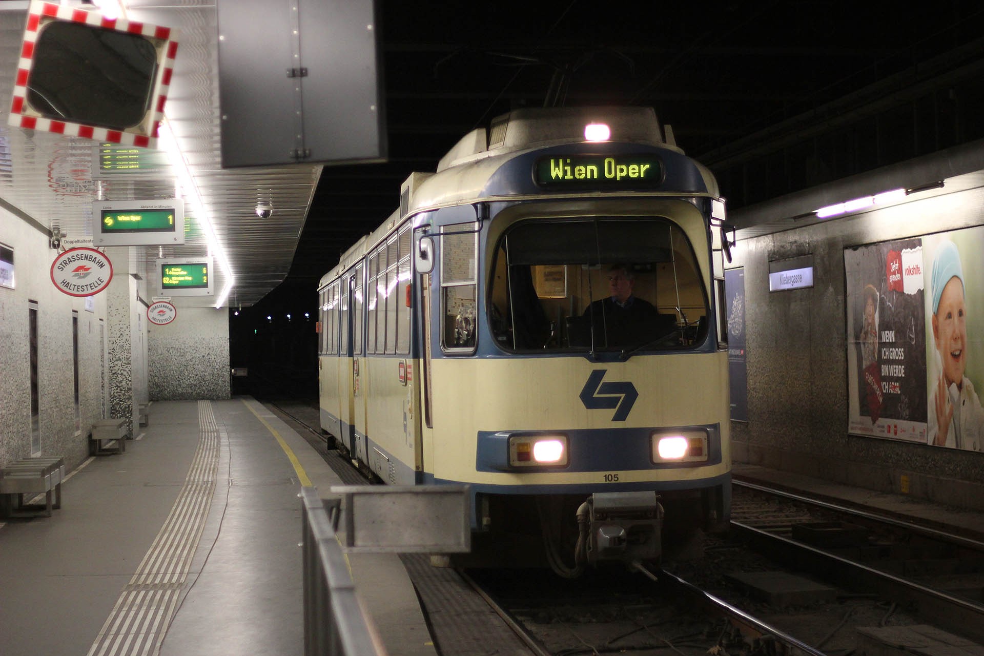 WLB 105 Die Badner Bahn fährt auch in der Ustrab. The WLB trams also run below surface with Vienna's tram lines 1, 6, 18 and 62.