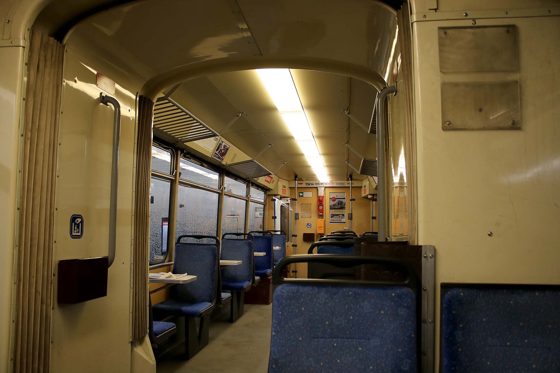 WLB 105 Im Inneren eines Serie 100 Triebwagens. inside a class 100 LRV.