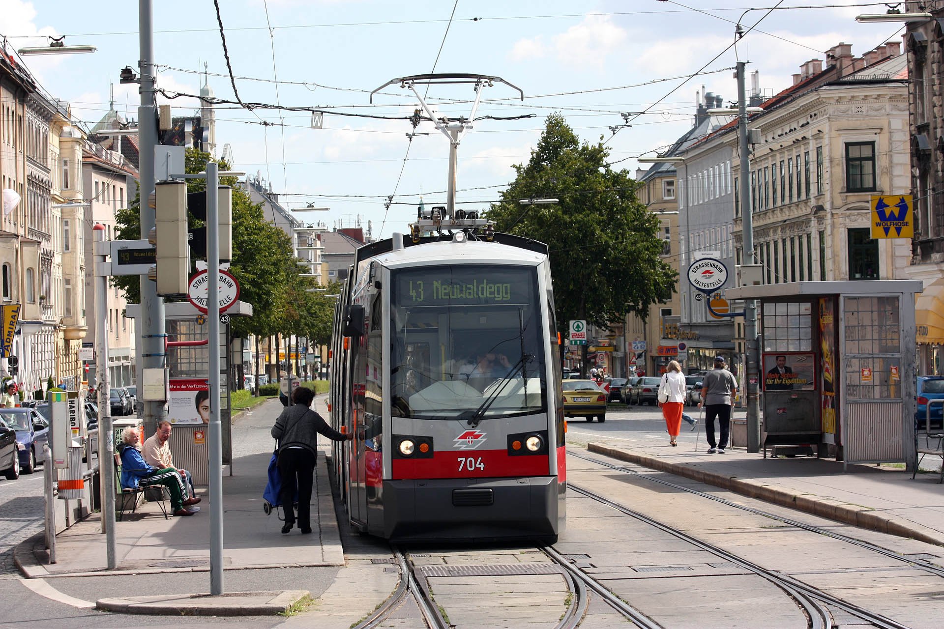 B1 704 70 B1 wurden in den Jahren 2009-2013 gebaut. Some 70 type B1 trams were built between 2009 and 2013.