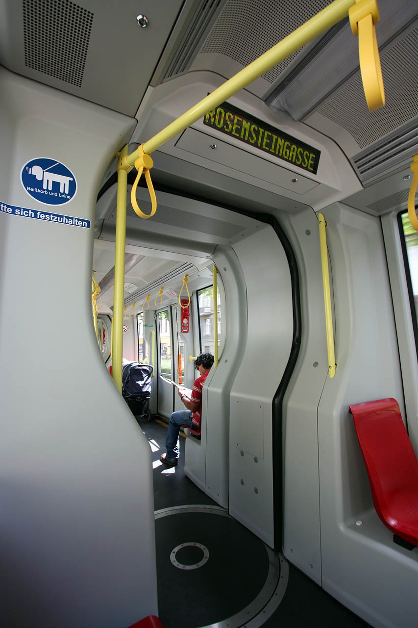 B1 702 Im Unterschied zu den B haben die B1 eine Temperaturabsenkungsanlage und andere Sitze. In comparison to the type B Ulf's the B1 trams have also a temperature reduction system - and other seats.