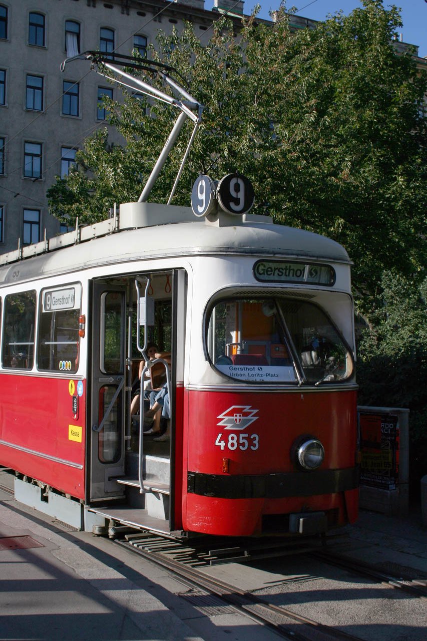 E1 4853 Im Sommer 2005 wurde die Linie 9 aufgrund von Bauarbeiten zum Urban-Loritz-Platz kurzgeführt. In summer 2005 line 9 had its terminus at Urban-Loritz-Platz due to construction works.
