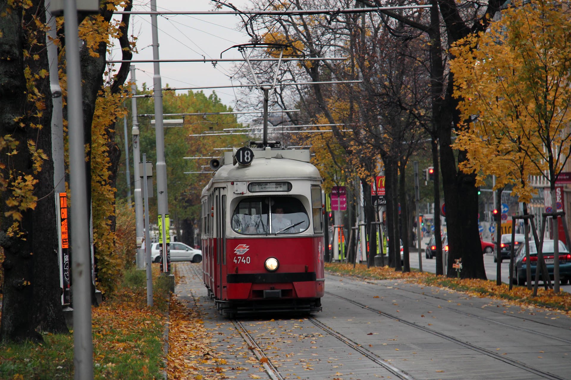 E1 4740 Der Spiegel ist fast schon montiert - Herbst 2010. When almost all trams had already a mirror - autumn 2010.