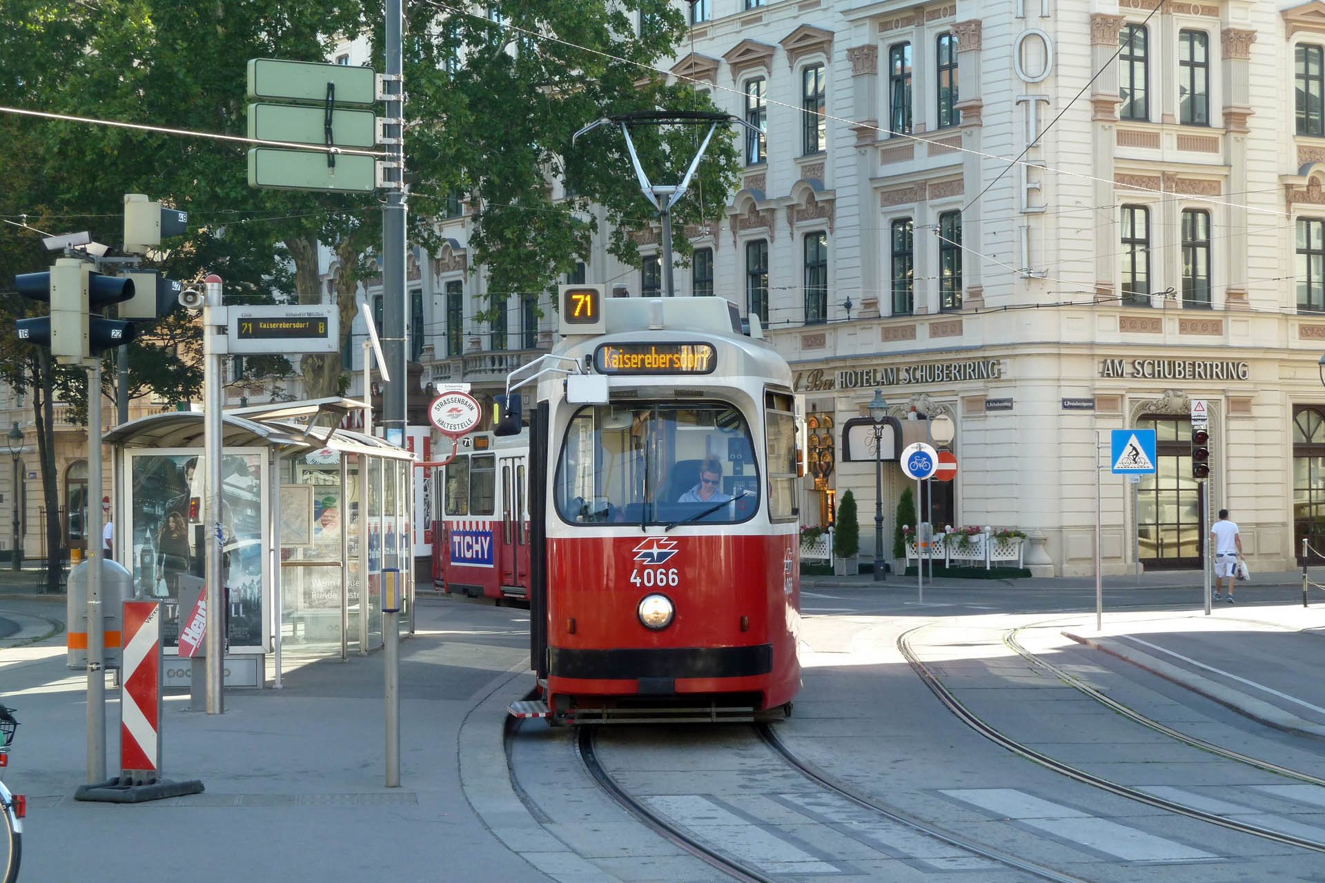 E2 4066 E2 4066 in der alten Endstelle Schwarzenbergplatz. E2 4066 at the old terminus Schwarzenbergplatz
