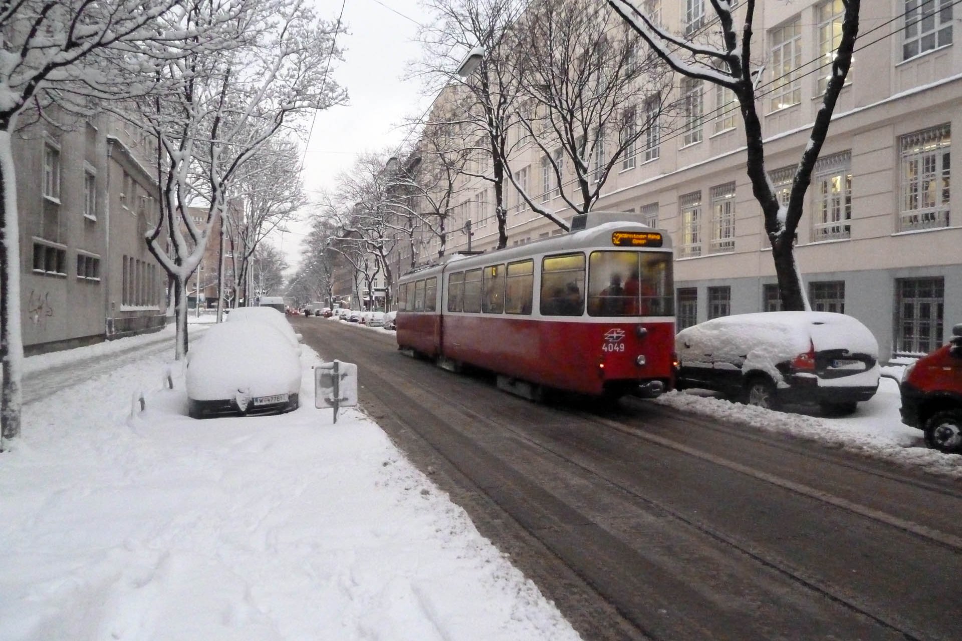 E2 4049 Solo fahrende E2 sieht man nur mehr selten, so z.B. an Tagen mit viel Schnee. Solo E2 trams can be seen rarely now, so only on days after it snowed heavy..