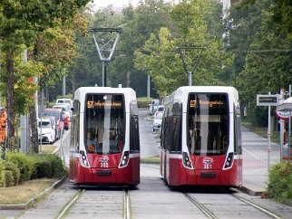 Typ D Der neueste Straßenbahntyp in Wien und seit Dezember 2018 im Linieneinsatz. Gebaut von Alstom (bis 2021 Bombardier), und...