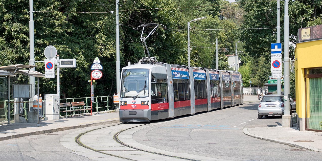 Linie 52 mit langen Ulfen Aufgrund von Gleisbauarbeiten am 49er, ist der 52er vom 4.7. bis 6.9.2020 bis Hütteldorf verlängert worden und erfreut...