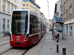 9122_118 Überraschung, ein 71er, noch dazu ein Flexity, in der Ungargasse. Surprise, a line 71 Flexity tram in Ungargasse.
