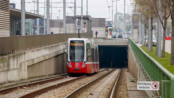 Der 6er beim Belvedere - Line 6 diverted to Belvedere Am 18. April 2021 kam es aufgrund eines Schienenschadens zur Umleitung der Linie 6 Richtung Geiereckstraße via...