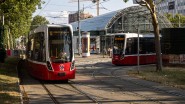 9137_808 Gleichzeitig kam es zu Umleitungen der Linie 49 zum Westbahnhof, weil ja in der Schleife am Urban-Loritz-Platz kein Platz für kurzgeführte 49er war.