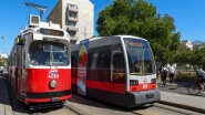 9145_129-Wien-Linie_12 In der Haltestelle Jägerstraße kommt es zur Begegnung mit dem nun auf den Abschnitt Friedrich-Engels-Platz - Augasse gekürzten 33er. At the stop Jägerstraße, it...