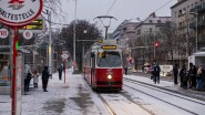 Schnee 9.1.2026 Der 6er bietet die Chance noch Hochflurer im Einsatz zu sehen. Line 6 offers the chance to see high-floor trams in action.