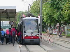B1 735 Ihren innerstädtischen Ausgangspunkt hat die Linie 31 beim Schottenring, mit Anschluss an die U-Bahnlinien U2 und U4. On the city-side it starts at...