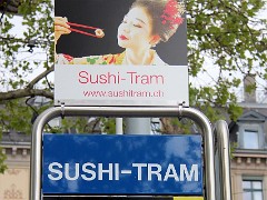 8630_12 Sehr originell die Themen-Trams: da gab es eine Sushi-Tram.