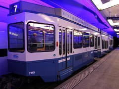 8901_36 Das auffälligste ist das Fahren im Linksverkehr. Very British - trams run on the left-hand-side in the tunnel.