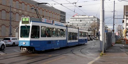 Tram 2000 Sänfte Die Be 4/6 der dritten Serie, 23 Fahrzeuge, erhielten in den Jahren 2004/05 einen Niederflurmittelteil. All Be 4/6 (Tram...